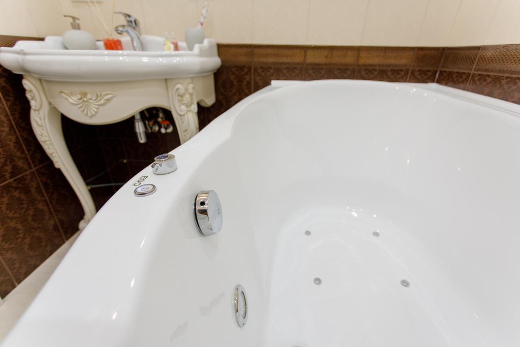 Royal Suite Apartment With Jacuzzi Sumy Ngoại thất bức ảnh
