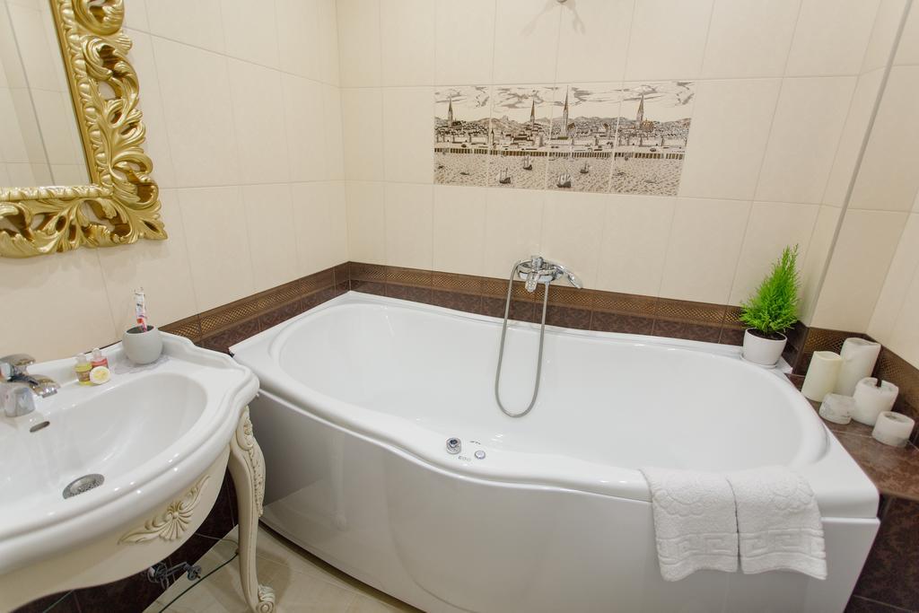 Royal Suite Apartment With Jacuzzi Sumy Ngoại thất bức ảnh